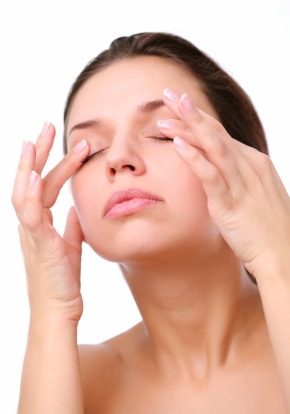 Almond-Oil-massage-for-reducing-dark-under-eyes