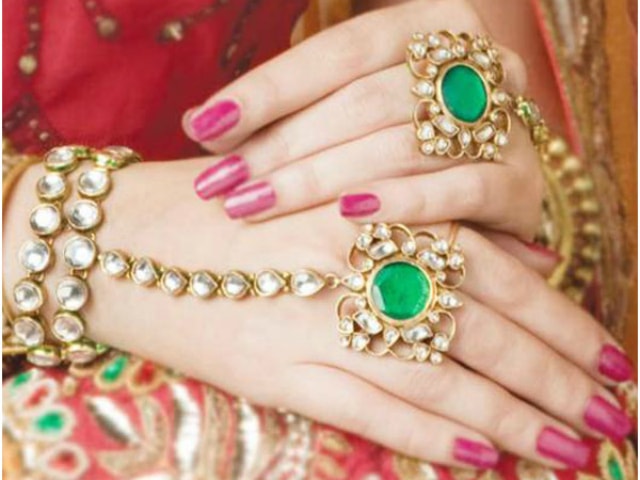 must-have-vintage-jewelry-for-indian-brides-traditional-hath-phool