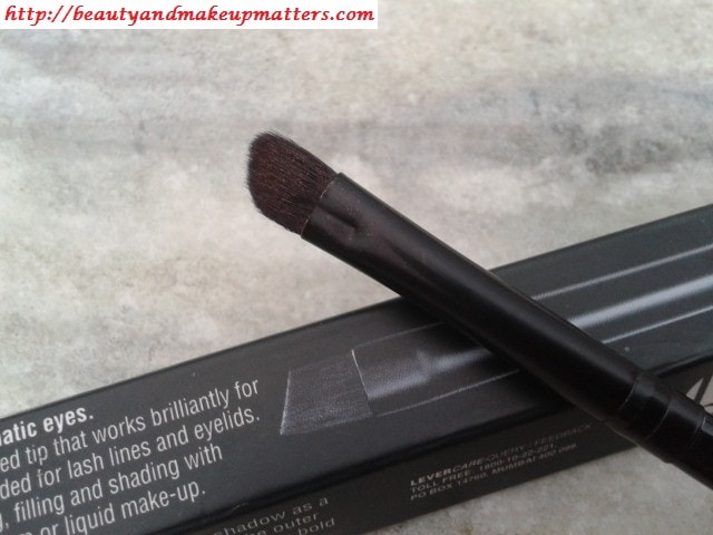 Lakme-Absolute-Eye-shadow-Brush