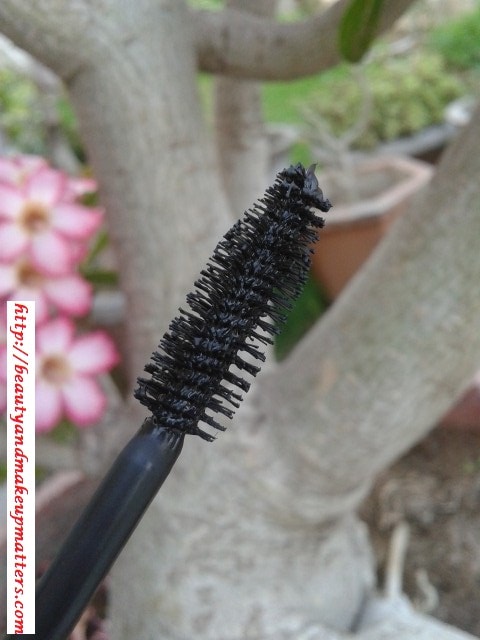 Maybelline-Colossal-Waterproof-Mascara-Review