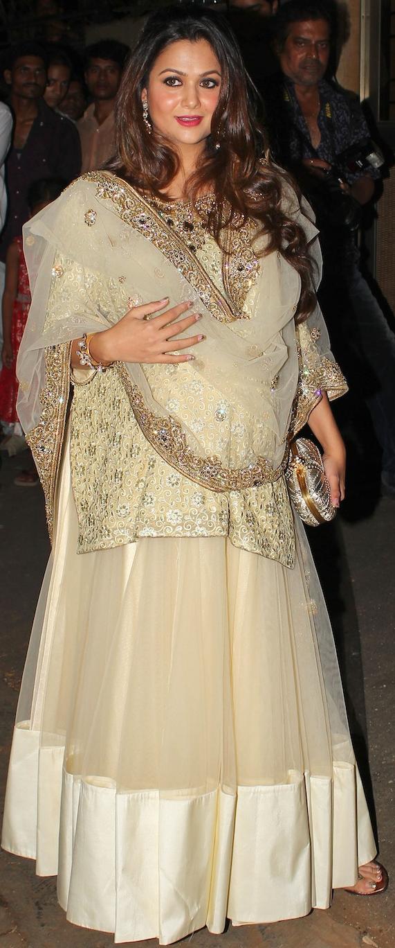 amrita-arora-at-kareena-sangeet-Pose