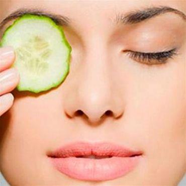 Apply-Cucumer-on-Eyes-To-Reduce-Dark-Circles