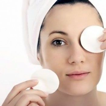 Apply-cotton-balls-to-reduce-dark-circles