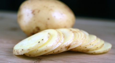 Apply-raw-potato-slices-For-Under-Eye-DarkCircles