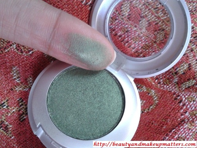 Colorbar-Eye-Shadow-Green-Stroke-Swatch