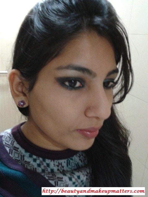 Greyish-Black-Shimmery-Smokey-Eyes-Look