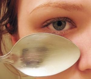 Spoon-On-Eyes-to-reduce-under-eye-dark-circles