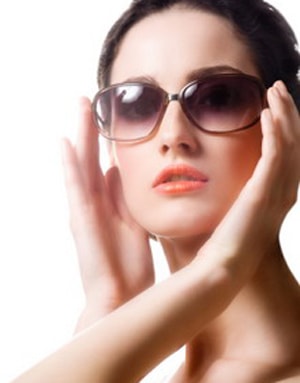 Wear-Sunglasses-to-avoid-under-eye-darkcircles