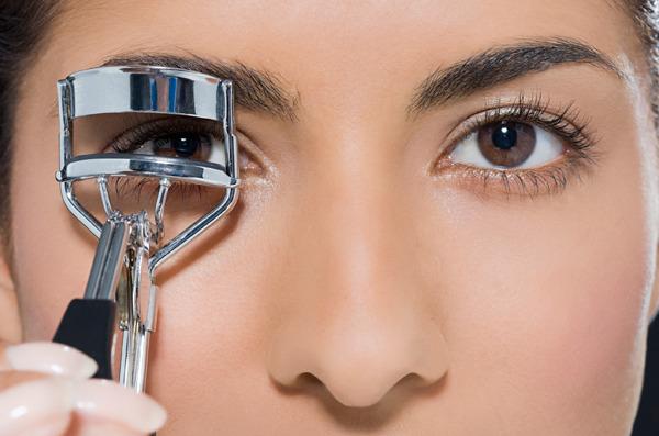 MakeupTricksForLongerLashes-UseEyeLashCurler