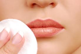 SkincareTips-ToAvoidChappedLips-RemoveLip-Makeup