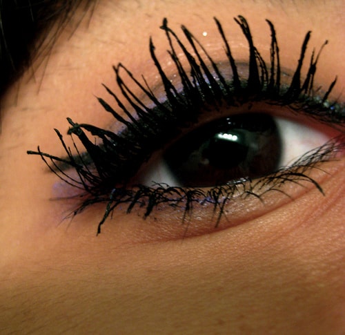 6-Common-Makeup-Mistakes-ClumpedEyelashes