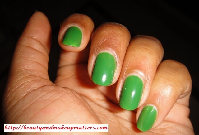 Maybelline-Colorma-Nail-Enamel-Verde-Palmeira-NOTD