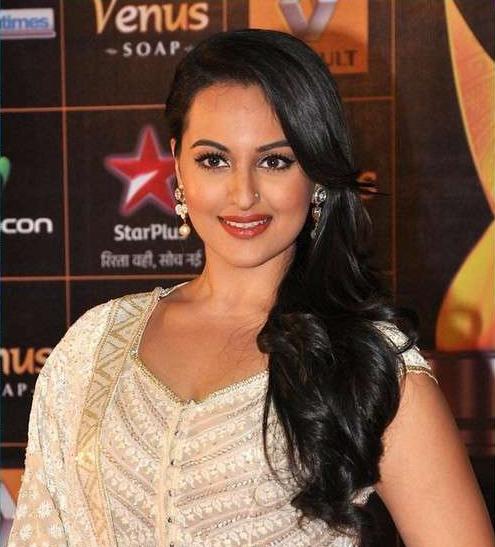 Sonakshi-Sinha-At-2013Renault-Star-Guild-Awards