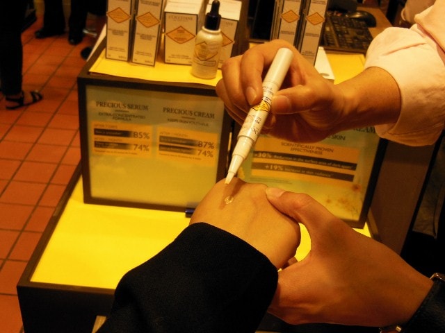 L'Occitane Brightening Immortelle Concealer - Niesha hands