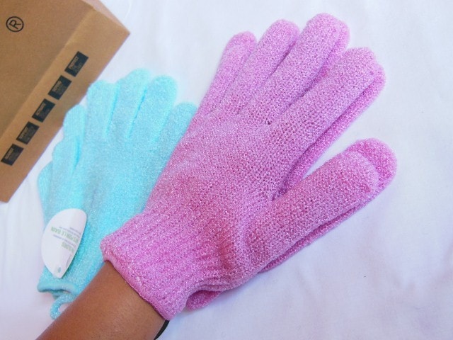 The Body Shop Bath Gloves in Pink