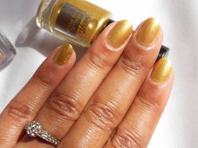 Oriflame very Me Metallic Nail Paint Gold Rush NOTD2