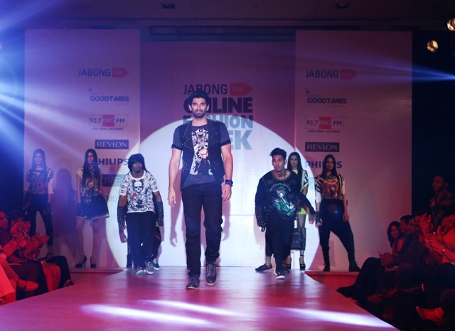 Aditya Roy Kapur showstopper for Nitin Bal Chauhan at IOFW