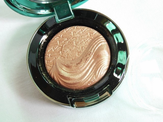 mac cosmetics eyeshadow in aqua swatch