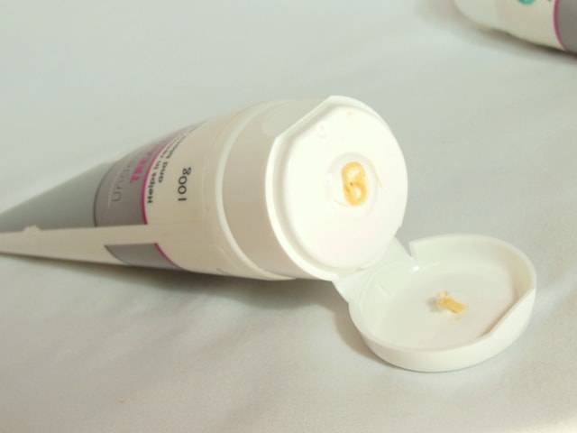 oraa-underarm-black-spot-treatment-cream-packaging