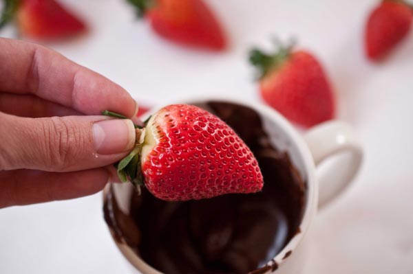 strawberry-face-mask-recipes-at-home-strawberry-and-chocolate