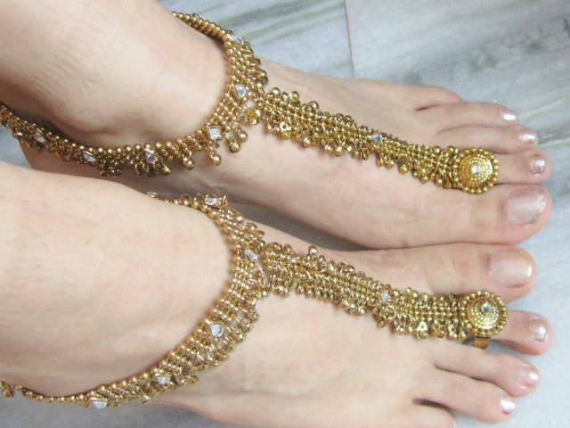 must-have-vintage-jewelry-for-indian-brides-foot-harness-gold