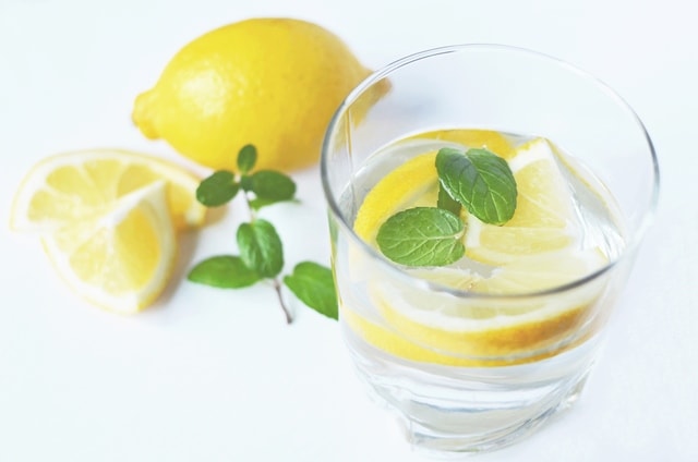 superfoods-to-lose-belly-fat-lemon-water