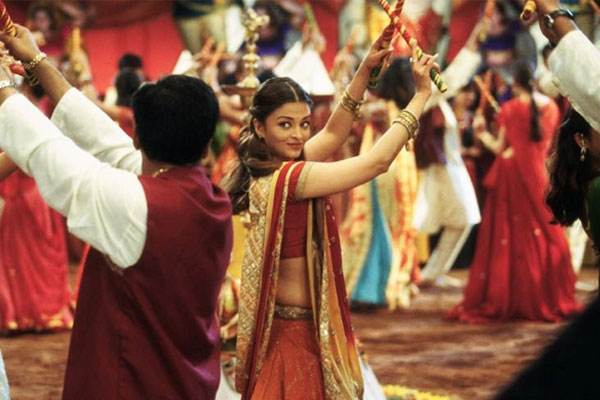 top-10-bollywood-celeb-garba-navaratri-looks-aishawarya-rai-dola-dola-bride-and-prejudice