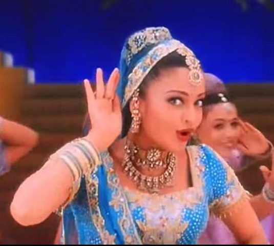 top-10-bollywood-celeb-garba-navaratri-looks-aishwarya-rai-nimbooda-hum-dil-de-chuke-sanam