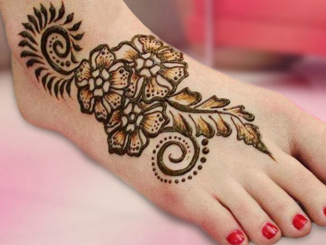 trending-henna-designs-for-feet-floral-mehendi-design-2