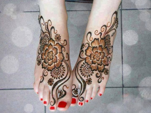 trending-henna-designs-for-feet-floral-mehendi-design-3