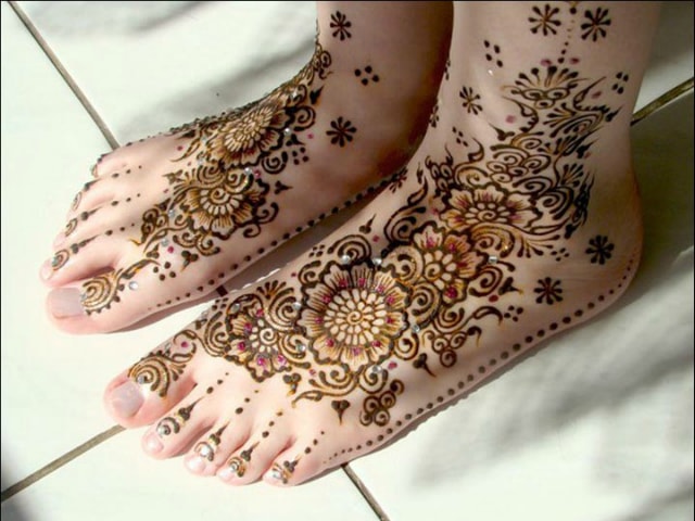 trending-henna-designs-for-feet-glittery-indian-bridal-mehendi-design-for-feet