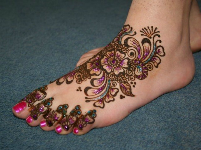 trending-henna-designs-for-feet-glittery-mehendi-design-for-feet-2