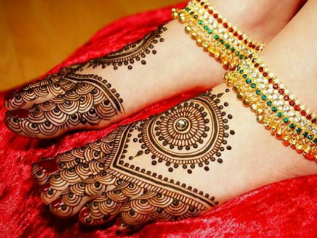 trending-henna-designs-for-feet-indian-bridal-mehendi-design-4