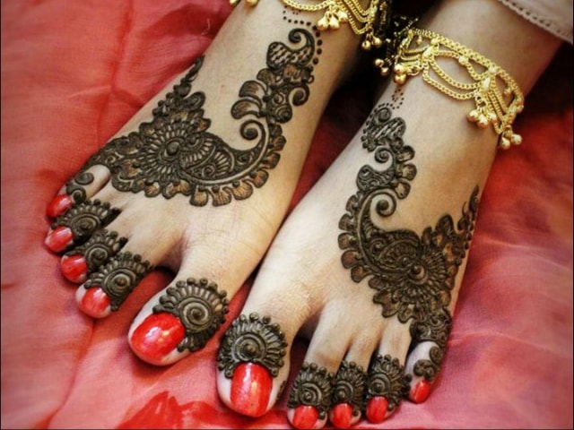 trending-henna-designs-for-feet-indian-mehendi-design-for-feet-2