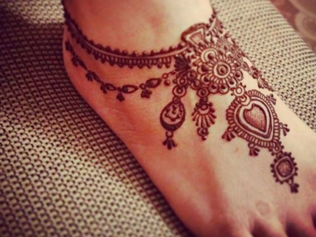 trending-henna-designs-for-feet-jewelry-mehendi-design-for-feet-2