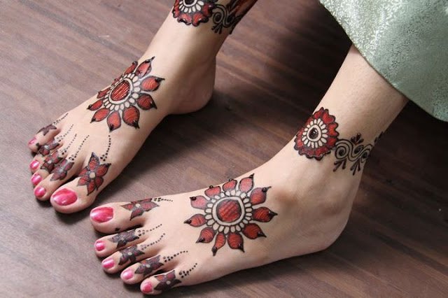 trending-henna-designs-for-feet-minimalistic-heena-design