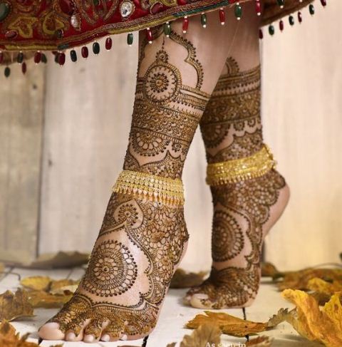 trending-henna-designs-for-feet-mirror-reflecting-heena-design