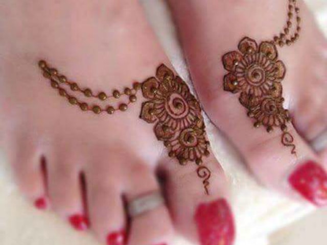 trending-henna-designs-for-feet-simple-jewelry-mehendi-design-for-feet