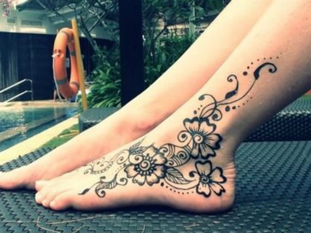 trending-henna-designs-for-feet-summer-mehendi-design-for-sides-of-feet-2