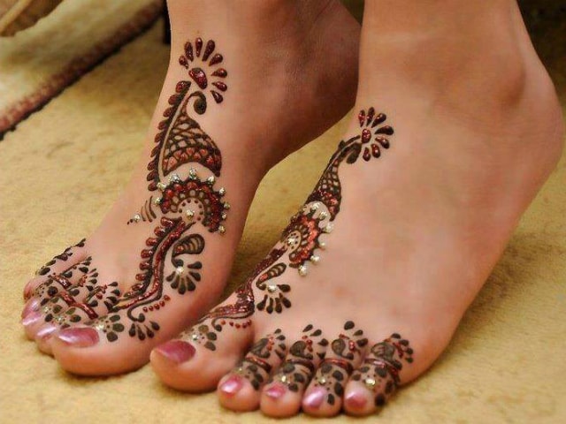 trending-henna-designs-for-feet-latest-glittery-indian-bridal-mehendi-design-2