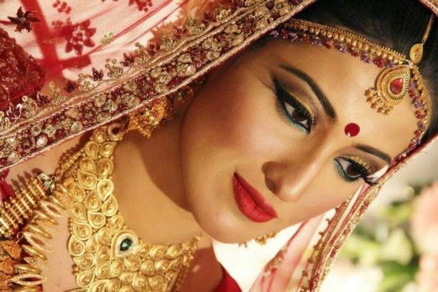 wardrobe-essentials-for-indian-brides-makeup-essentials