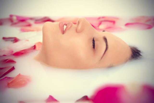 beauty-benefits-of-rose-water-milk-and-rose-petal-bath