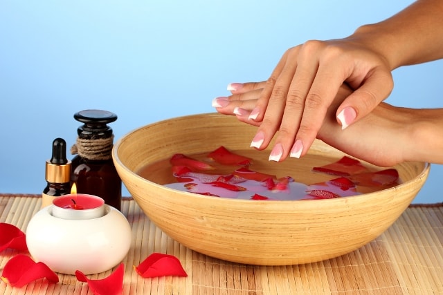 beauty-benefits-of-rose-water-rose-water-for-fair-skin